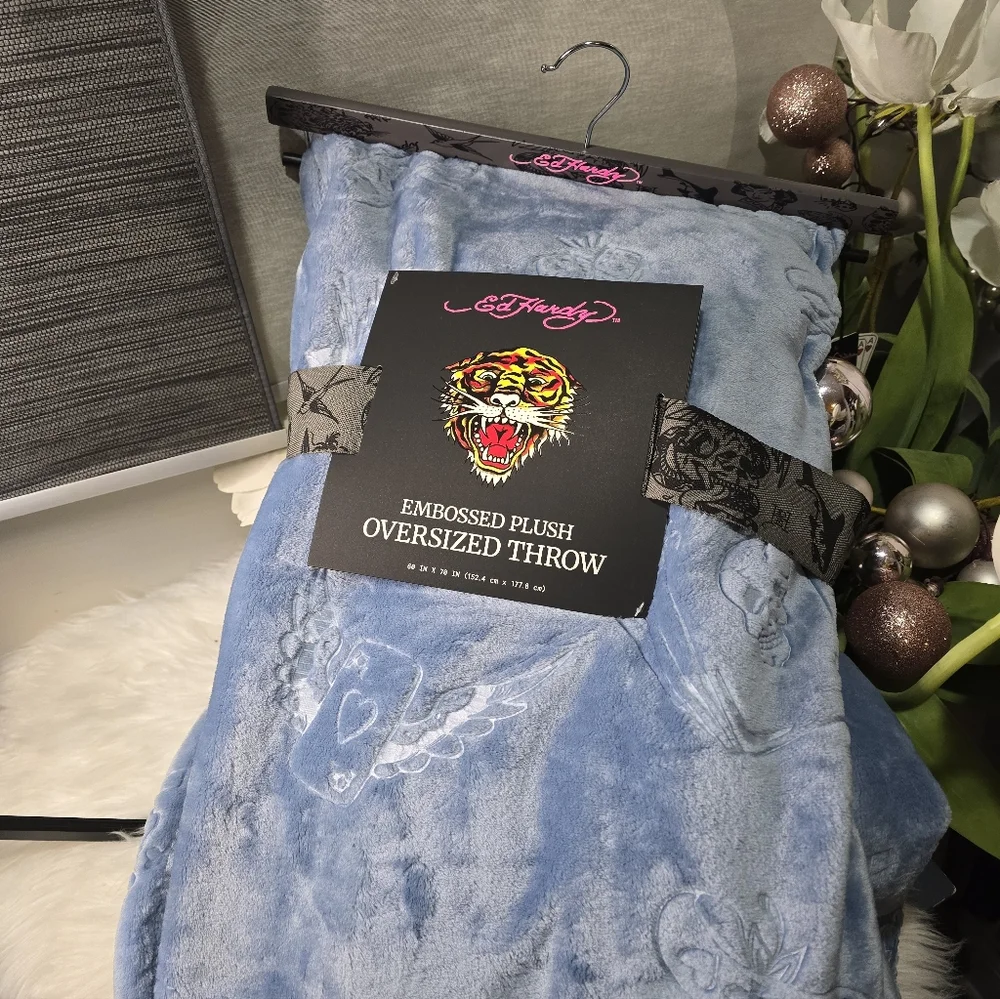 Ed Hardy Embossed plush oversized throw 60in x 70in new